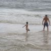 Juliana Paes brinca com os filhos e marido na Praia de Grumari