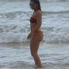 Juliana Paes exibe corpão em dia de praia
