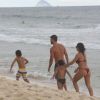Juliana Paes curte dia de praia com a família na Praia de Grumari, no Rio de Janeiro