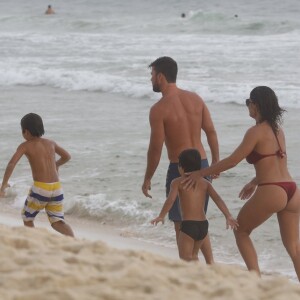Juliana Paes curte dia de praia com a família na Praia de Grumari, no Rio de Janeiro