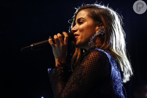 Anitta gravou vídeo para justificar sua ausência da premiação: 'Show no Brasil'