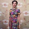 Letícia Persiles combinou um vestido midi florido com sapatos no estilo boneca para lançamento da novela 'Orgulho e Paixão'