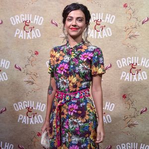 Letícia Persiles combinou um vestido midi florido com sapatos no estilo boneca para lançamento da novela 'Orgulho e Paixão'
