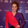 Letícia Colin misturou a tendência violeta com a cor vermelho em um look de brechó em evento