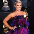  A cantora Pink variou as nuances de violeta em um vestido de plumas tomara que caia na 60ª edição do Grammy Awards 