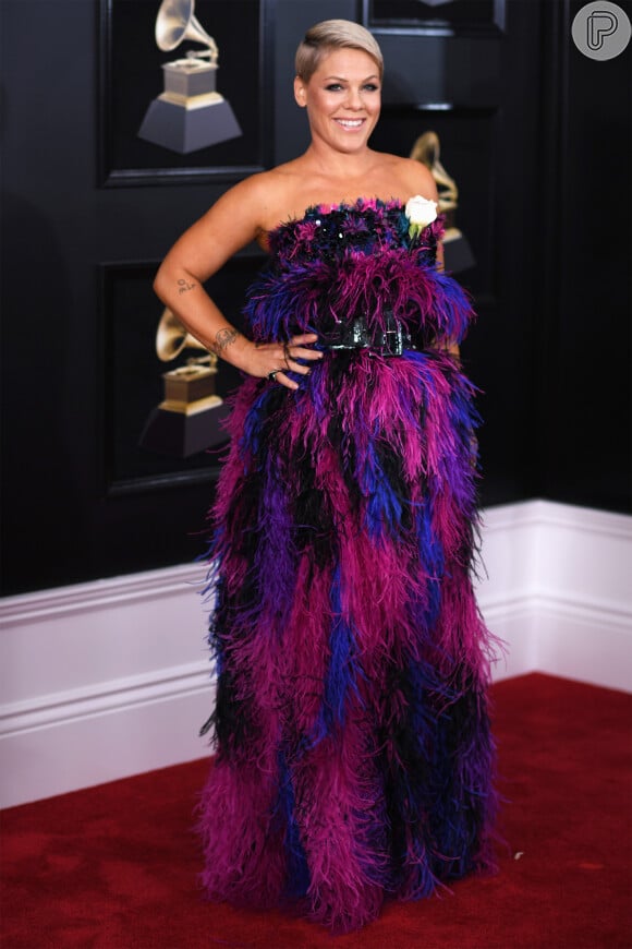 A cantora Pink variou as nuances de violeta em um vestido de plumas tomara que caia na 60ª edição do Grammy Awards