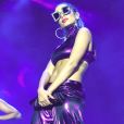 Anitta já usou conjunto violeta de latex para show