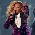  Beyoncé apostou em blazer com paetês na cor violeta para uma apresentação no MTV Music Awards , em Los Angeles, em 2011 