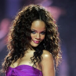 Rihanna apostou na cor violeta em um vestido tomara que caia em show