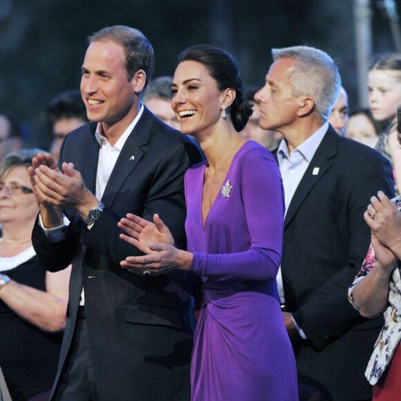 Kate Middlleton também é adepta da tendência violeta. A Duquesa de Cambrige apostou na nuance em um vestido justo, modelo midi