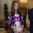 Moderna, Kate Middleton usou a cor violeta em variadas nuances em um vestido branco