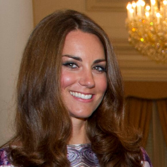 Moderna, Kate Middleton usou a cor violeta em variadas nuances em um vestido branco