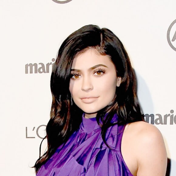 Kylie Jenner usou a cor violeta em um modelo ousado para desfilar no tapete vermelho de uma premiação internacional