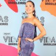 Julia Mendes investiu em um vestido tomara que caia com superfenda no lançamento da novela 'Malhação'