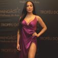 Anitta usou vestido violeta com superfenda lateral e decote generoso para ir ao 'Melhores do Ano', do 'Domingão do Faustão', em 2017