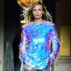 Na Semana de moda de Paris, a Balmain trouxe o violeta com toque futurista para as passarelas