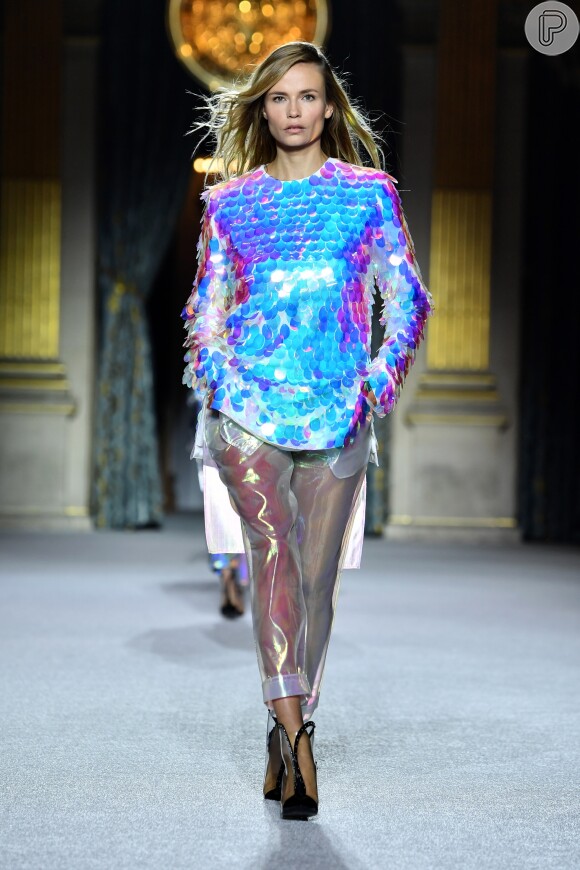 Na Semana de moda de Paris, a Balmain trouxe o violeta com toque futurista para as passarelas