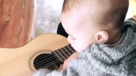 Junior Lima filmou o filho, Otto, de 5 meses, 'tocando' violão durante viagem por Portugal, nesta segunda-feira, 12 de março de 2018