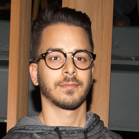 Junior Lima filmou seu filho com Monica Benini esbanjando fofura 'tocando' violão