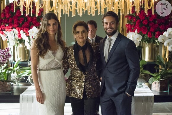 Na casa de Clara (Bianca Bin), Lívia (Grazi Massafera) afirma que Renato (Rafael Cardoso) se casou com ela por interesse, na novela 'O Outro Lado do Paraíso'