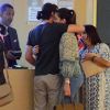 Camila Queiroz abraçou o noivo, Klebber Toledo, em shopping do Rio