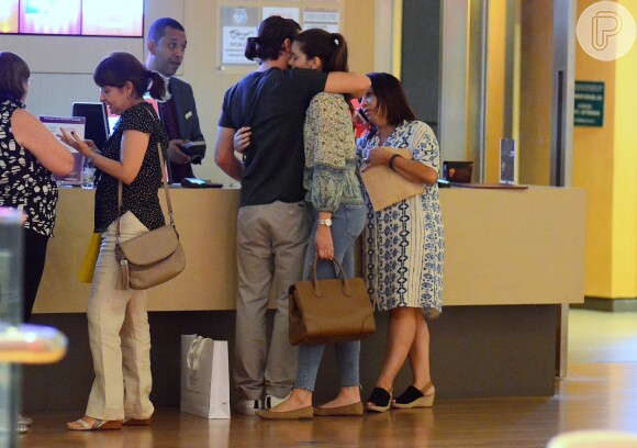 Camila Queiroz abraçou o noivo, Klebber Toledo, em shopping do Rio