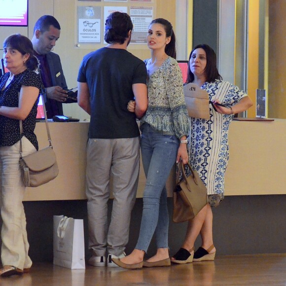 Camila Queiroz está de férias da TV desde o fim da novela 'Pega Pega'