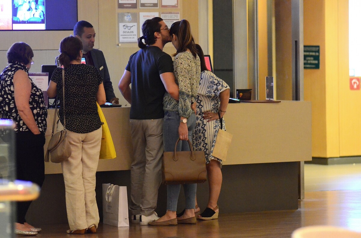 Foto Camila Queiroz E O Noivo Klebber Toledo Trocaram Carinhos Em Shopping Do Rio Nesta