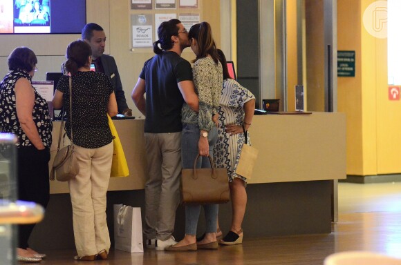 Camila Queiroz e o noivo, Klebber Toledo, trocaram carinhos em shopping do Rio nesta segunda-feira, 12 de março de 2018