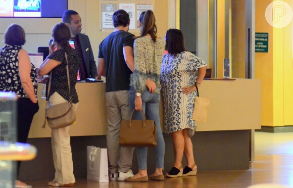 Noiva de Klebber Toledo, Camila Queiroz foi vista passeando com ator em shopping