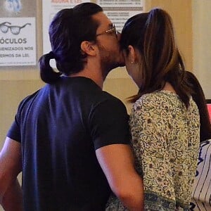 Klebber Toledo beijou noiva, Camila Queiroz, durante passeio no shopping nesta segunda-feira, 12 de março de 2018