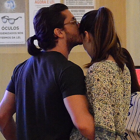 Klebber Toledo beijou noiva, Camila Queiroz, durante passeio no shopping nesta segunda-feira, 12 de março de 2018