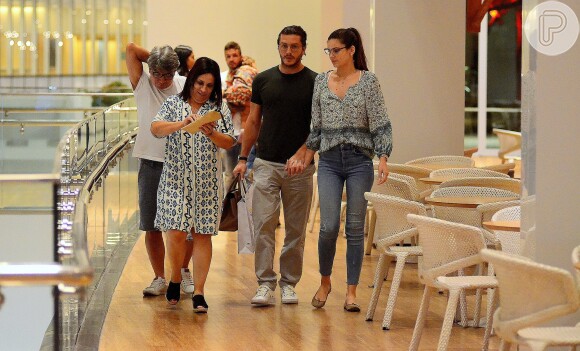 Camila Queiroz e o noivo, Klebber Toledo, foram fotografados antes de irem ao cinema