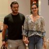 Camila Queiroz e o noivo, Klebber Toledo, passearam de mãos dadas em um shopping do Rio nesta segunda-feira, 12 de março de 2018