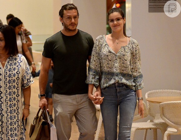 Camila Queiroz e o noivo, Klebber Toledo, passearam de mãos dadas em um shopping do Rio nesta segunda-feira, 12 de março de 2018