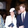 Meghan Markle, noiva do Príncipe Harry, apostou em um vestido midi e sobretudo branco com chápeu no mesmo tom
