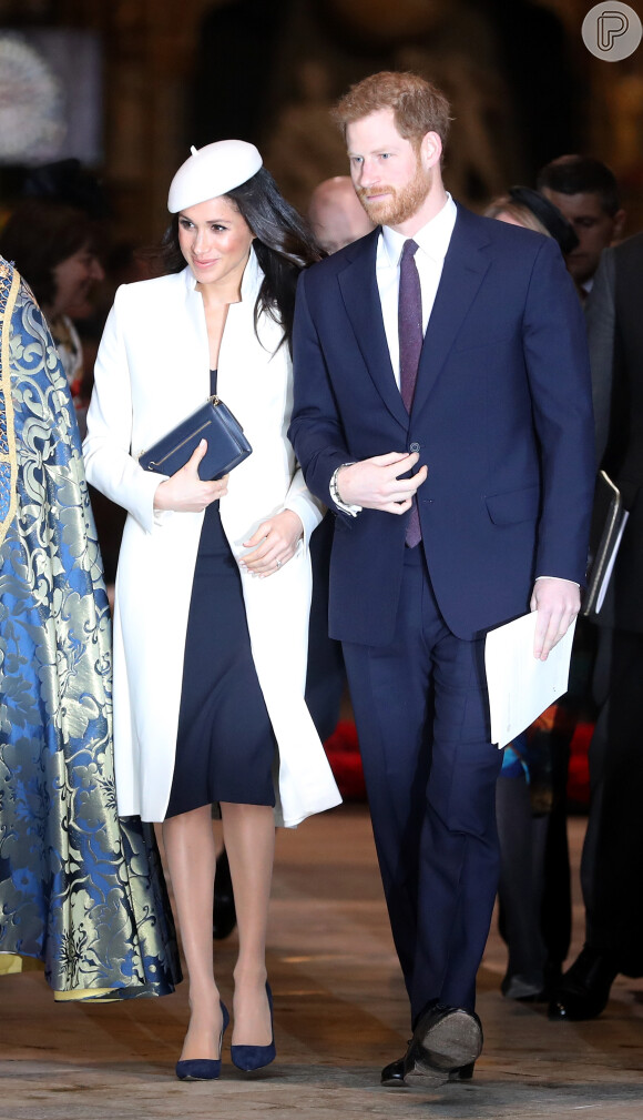 Meghan Markle, noiva do Príncipe Harry, apostou em um vestido midi e sobretudo branco com chápeu no mesmo tom