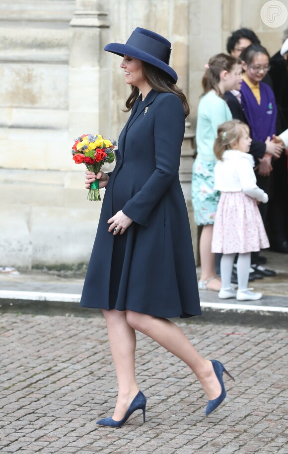 Kate Middleton apostou em uma combinação mais sóbria que evidenciou a barriguinha da gravidez, na reta final