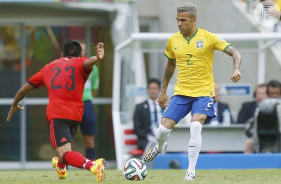 Daniel Alves tentou abrir o placar, mas o Brasil não marcou gols nesse segundo jogo da Copa do Mundo