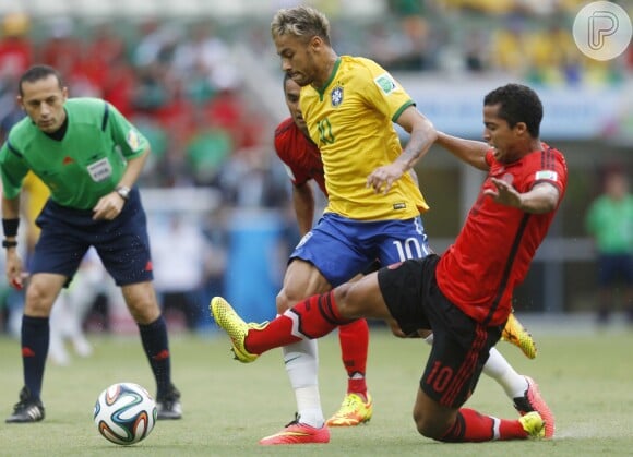 Neymar também chutou várias vezes contra o gol do México, mas não teve sucesso desta vez