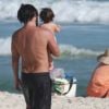 Bruno Gissoni e Yanna Lavigne se refrescaram com filha, Madalena, na praia da Barra da Tijuca