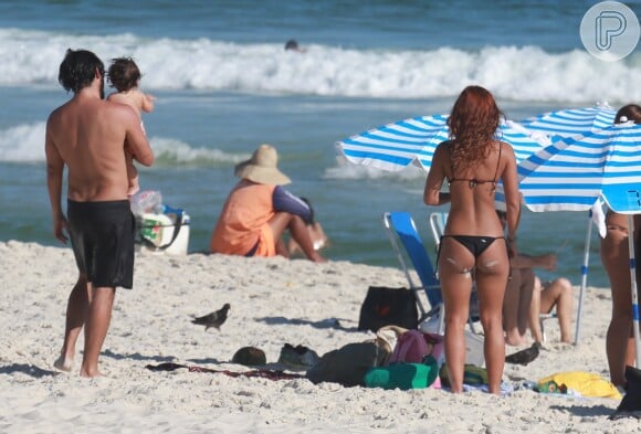 Bruno Gissoni e Yanna Lavigne se refrescaram com filha, Madalena, na praia da Barra da Tijuca