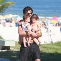 Bruno Gissoni passeia na praia com filha, Madalena, e sobrinha, Maria. Fotos!