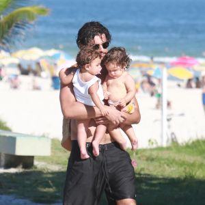 Bruno Gissoni esbanjou fofura com filha, Madalena, e sobrinha, Maria, em dia de praia nesta segunda-feira, 12 de março de 2018