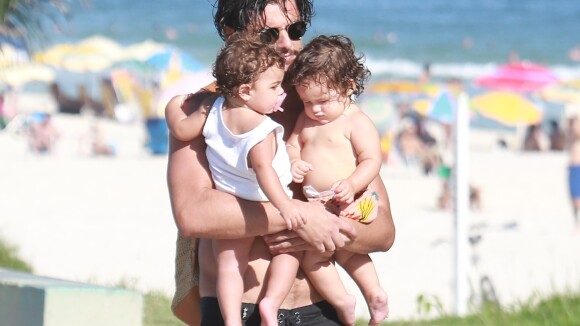 Bruno Gissoni passeia na praia com filha, Madalena, e sobrinha, Maria. Fotos!