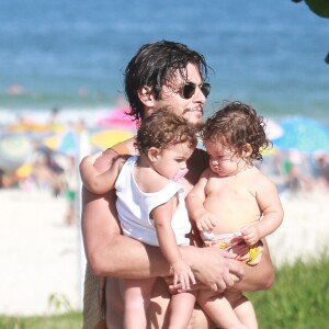 Bruno Gissoni levou a filha, Madalena, de 9 meses, e a sobrinha Maria, de 1 ano, à praia da Barra da Tijuca, na Zona Oeste do Rio