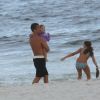 Malvino Salvador brinca com a filha Ayra à beira mar