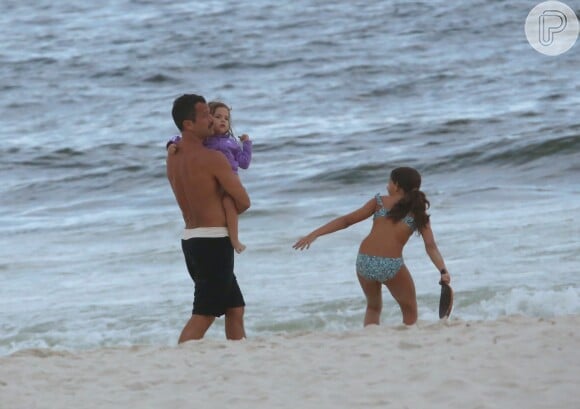 Malvino Salvador brinca com a filha Ayra à beira mar