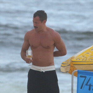 Malvino Salvador se diverte em dia de folga na praia do Rio de Janeiro