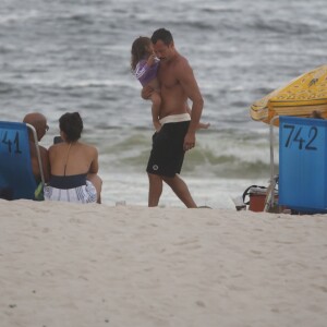 Malvino Salvador se diverte em praia da Barra da Tijuca com a filha Ayra